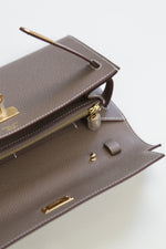 Close-up view of Hermès 2023 Kelly To Go  interior zip pocket